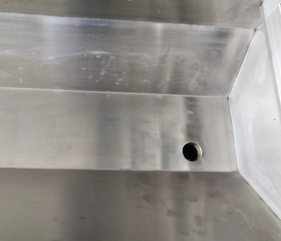 มีการนำถังเก็บน้ำรูปตัวยูมาใช้ ซึ่งสะดวกในการทำความสะอาดอุปกรณ์ทุกวัน และน้ำเสียจะถูกระบายออกสู่ระบบระบายน้ำโดยตรง